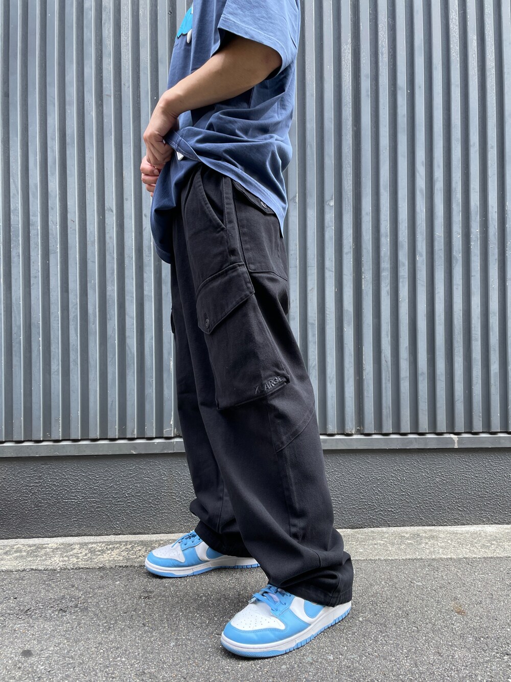ブラック系のカーゴパンツ、ブルー系のTシャツ/カットソーを着用したメンズの夏コーディネートの3枚目の写真