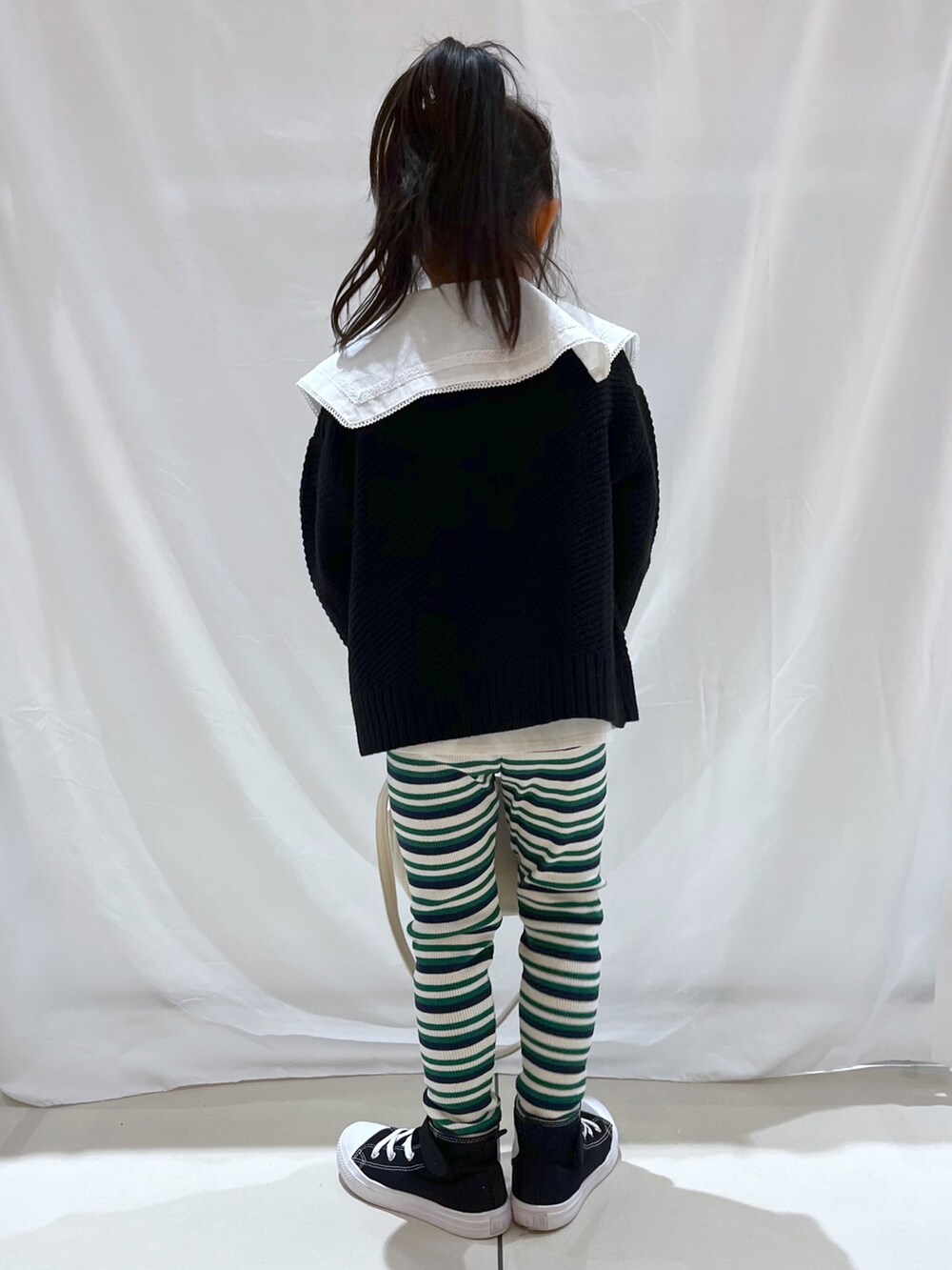 「ローリーズファーム(LOWRYS FARM)、ローリーズファーム公認インフルエンサー、ローリーズファームキッズ、ローリーズスタイル、LOWRYS FARM KIDS、キッズコーデ、キッズファッション、レギンス、ブラウス、カーディガン、秋コーデ、バッグ」｜「LOWRYS FARMのＶネックニットカーディガン　356969（カーディガン/ボレロ、ブラック系）」を使った、とりゅうさん（レディース・156cm）の秋コーディネートの5枚目の写真