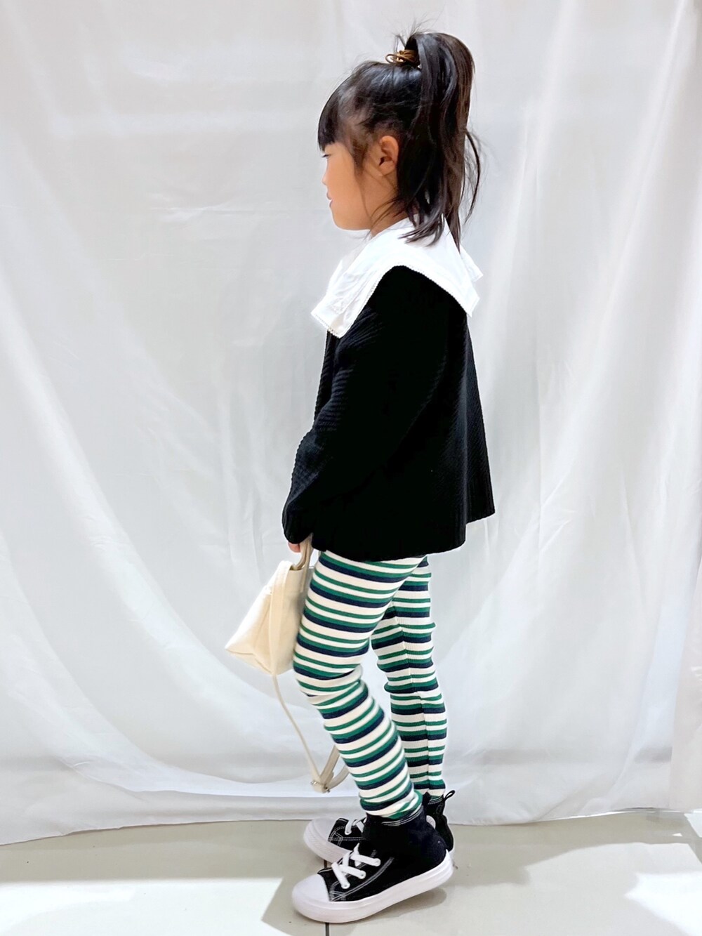 「ローリーズファーム(LOWRYS FARM)、ローリーズファーム公認インフルエンサー、ローリーズファームキッズ、ローリーズスタイル、LOWRYS FARM KIDS、キッズコーデ、キッズファッション、レギンス、ブラウス、カーディガン、秋コーデ、バッグ」｜「LOWRYS FARMのＶネックニットカーディガン　356969（カーディガン/ボレロ、ブラック系）」を使った、とりゅうさん（レディース・156cm）の秋コーディネートの4枚目の写真