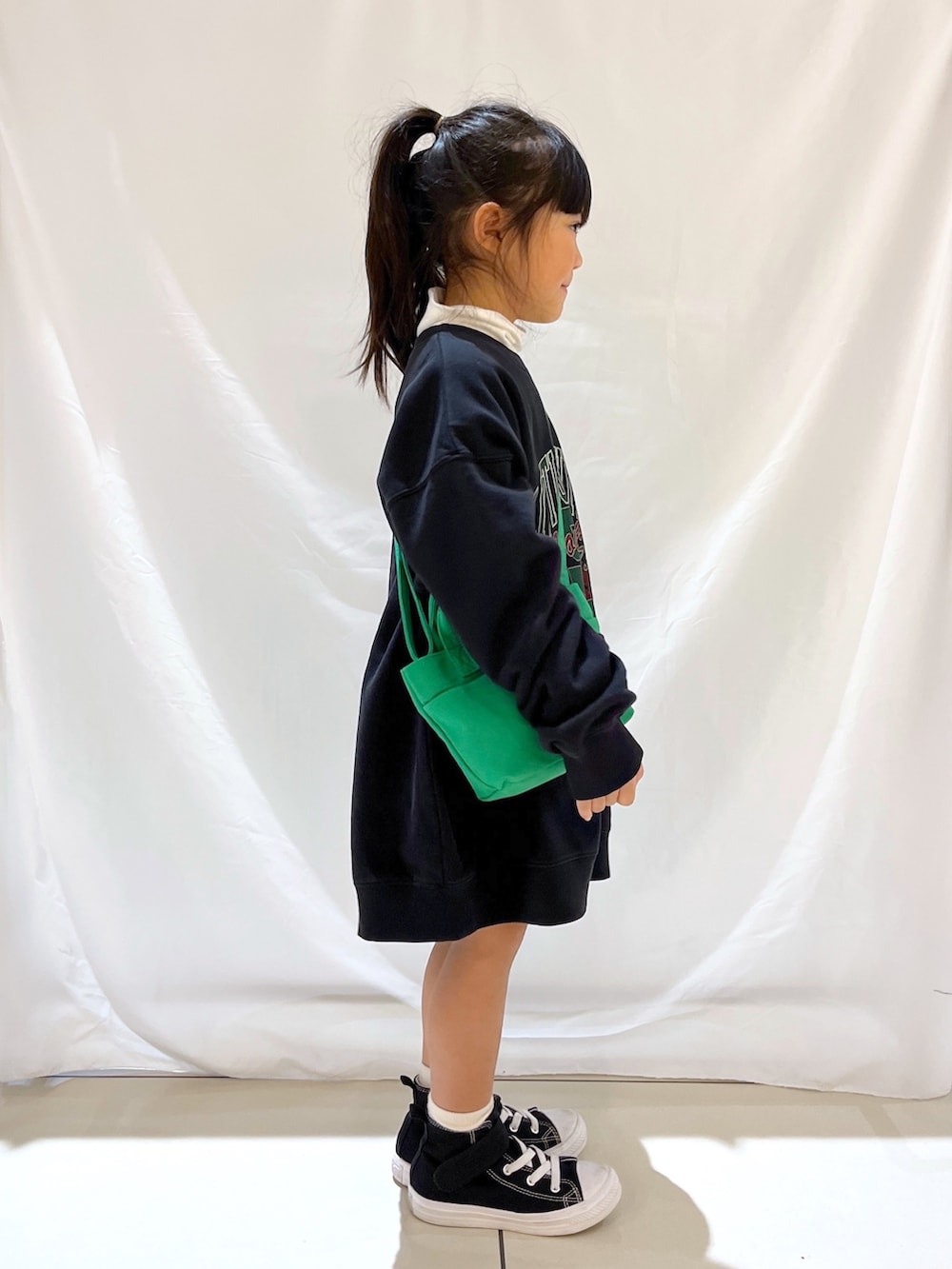 「ローリーズファーム公認インフルエンサー、ローリーズファーム(LOWRYS FARM)、ローリーズファーム、ローリーズファームキッズ、LOWRYS FARM、LOWRYS FARM KIDS、キッズコーデ、キッズファッション、リトルサニーバイト、little sunny bite、5歳女の子、ローリーズスタイル」｜「CONVERSEのconverse コンバース 15-21CD AS LIGHT V-1 HI チャイルド オールスター ライト V-1 HI 37301601 BLACK（スニーカー、ブラック系）」を使った、とりゅうさん（レディース・156cm）の冬コーディネートの2枚目の写真