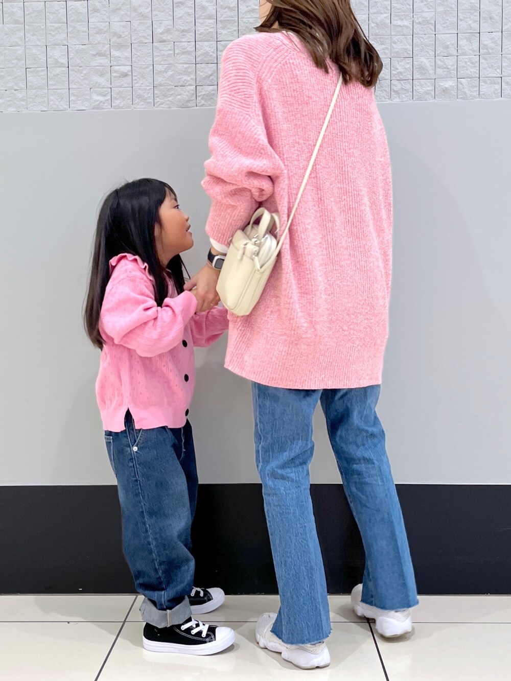 「ローリーズファーム公認インフルエンサー、ローリーズファーム(LOWRYS FARM)、ローリーズファーム、ローリーズファームキッズ、LOWRYS FARM、LOWRYS FARM KIDS、親子コーデ、リンクコーデ、ローリーズスタイル、カーディガンコーデ、デニムコーディネート」|「LOWRYS FARMのエリツキアイレットカーディガン 347776(カーディガン/ボレロ、ピンク系)」を使った、とりゅうさん(レディース・156cm)の秋コーディネートの4枚目の写真