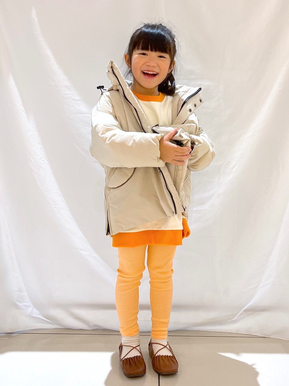 「ローリーズファーム(LOWRYS FARM)、ローリーズファーム公認インフルエンサー、ローリーズファーム、ローリーズファームキッズ、LOWRYS FARM KIDS、ブルゾン、キッズコーデ、キッズファッション」｜「LOWRYS FARMのエアサーマルフードブルゾン　349162（ダウンジャケット/コート、ホワイト系）」を使った、とりゅうさん（レディース・156cm）の秋コーディネートの2枚目の写真