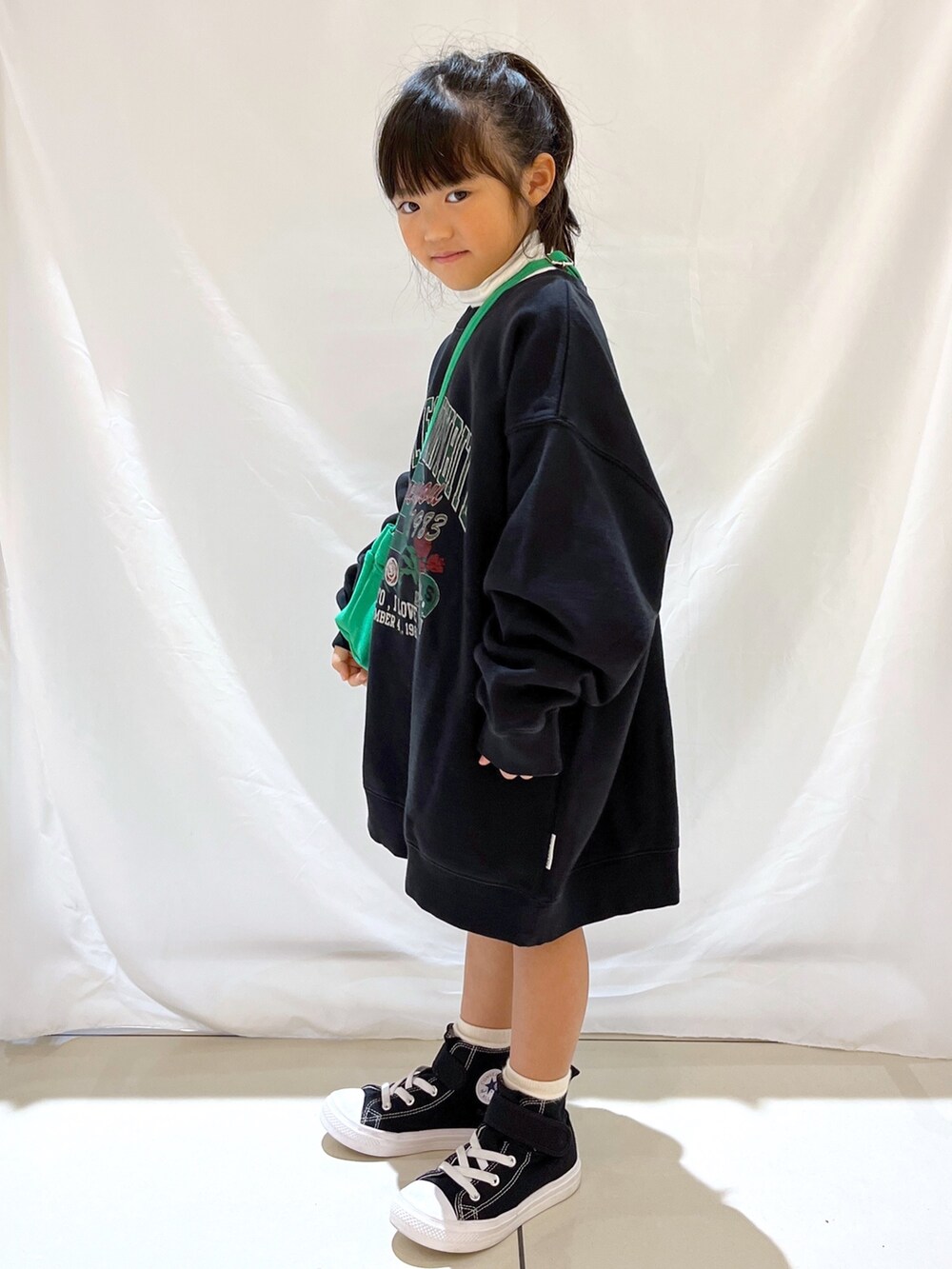 「ローリーズファーム公認インフルエンサー、ローリーズファーム(LOWRYS FARM)、ローリーズファーム、ローリーズファームキッズ、LOWRYS FARM、LOWRYS FARM KIDS、キッズコーデ、キッズファッション、リトルサニーバイト、little sunny bite、5歳女の子、ローリーズスタイル」｜「CONVERSEのconverse コンバース 15-21CD AS LIGHT V-1 HI チャイルド オールスター ライト V-1 HI 37301601 BLACK（スニーカー、ブラック系）」を使った、とりゅうさん（レディース・156cm）の冬コーディネートの3枚目の写真