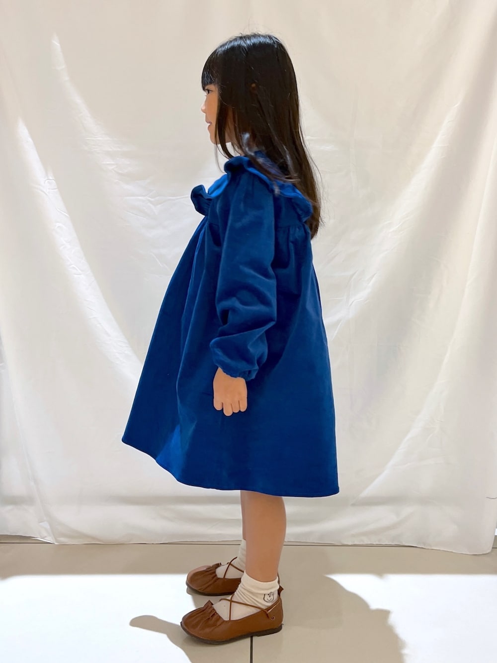 「ローリーズファーム(LOWRYS FARM)、ローリーズファーム公認インフルエンサー、ローリーズファームキッズ、ローリーズファーム、LOWRYS FARM、LOWRYS FARM KIDS、ローリーズスタイル、キッズコーデ、キッズファッション、ワンピースコーデ、ショルダーバッグ、リトルサニーバイト、5歳女の子」｜「LOWRYS FARMのコーデュロイミニワンピース　168359（ワンピース、ブルー系）」を使った、とりゅうさん（レディース・156cm）の冬コーディネートの2枚目の写真
