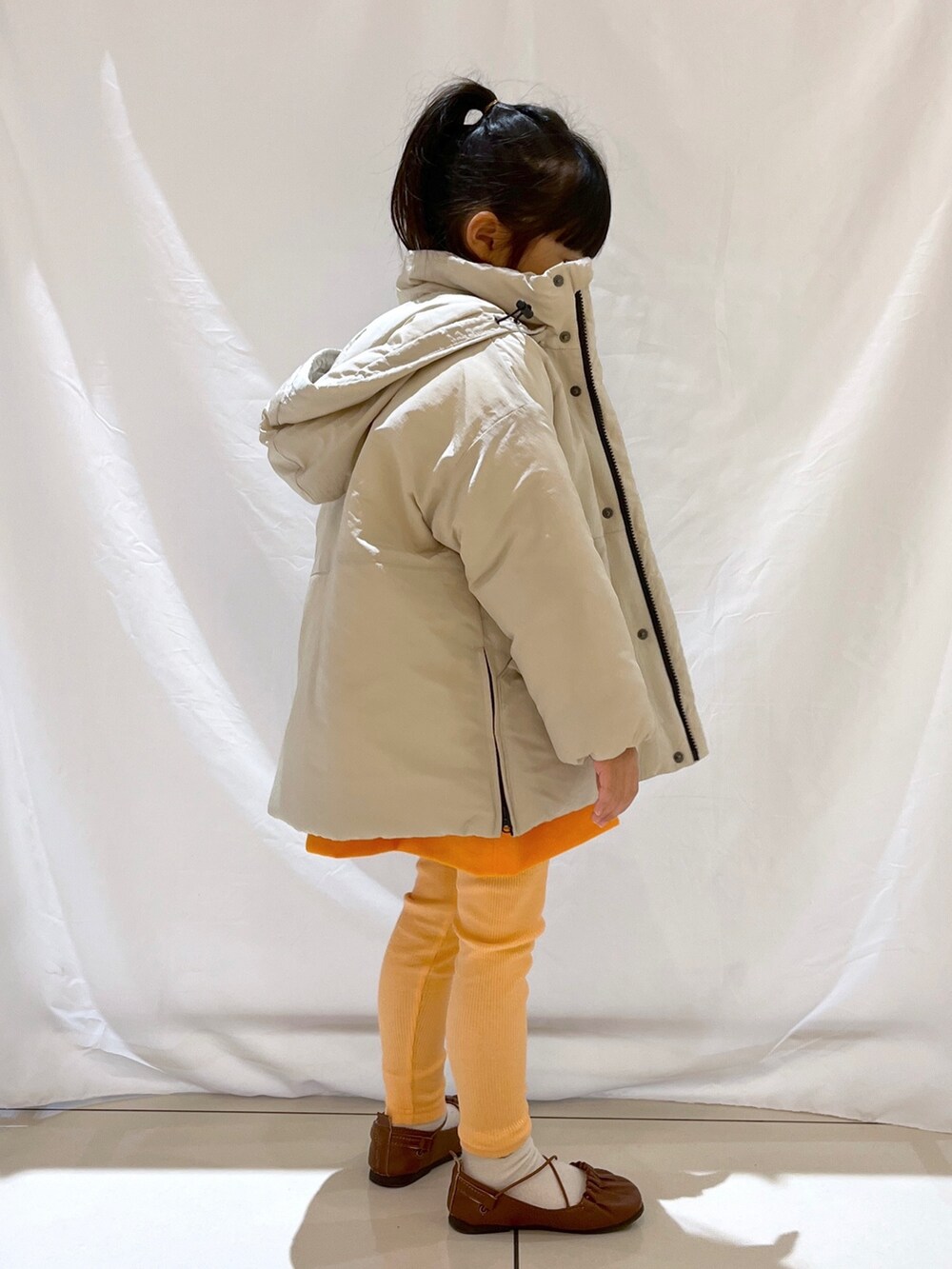 「ローリーズファーム(LOWRYS FARM)、ローリーズファーム公認インフルエンサー、ローリーズファーム、ローリーズファームキッズ、LOWRYS FARM KIDS、ブルゾン、キッズコーデ、キッズファッション」｜「LOWRYS FARMのエアサーマルフードブルゾン　349162（ダウンジャケット/コート、ホワイト系）」を使った、とりゅうさん（レディース・156cm）の秋コーディネートの4枚目の写真