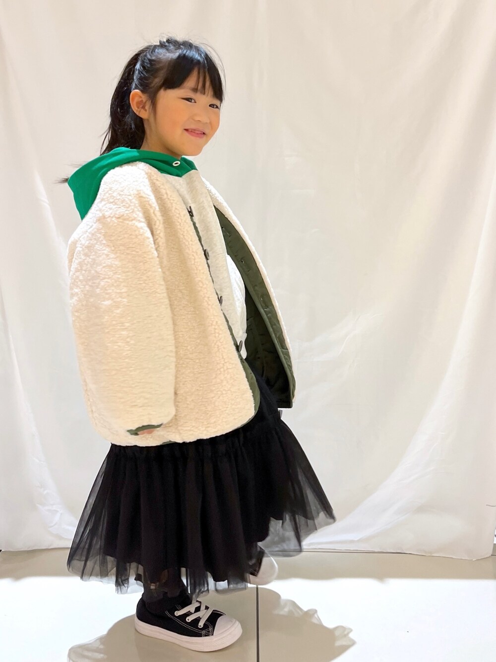 「ローリーズファーム公認インフルエンサー、ローリーズファーム(LOWRYS FARM)、ローリーズファームキッズ、ローリーズファーム、LOWRYS FARM、LOWRYS FARM KIDS、キッズコーデ、ローリーズスタイル、リバーシブルボアブルゾン、5歳女の子、キッズファッション」｜「CONVERSEのconverse コンバース 15-21CD AS LIGHT V-1 HI チャイルド オールスター ライト V-1 HI 37301601 BLACK（スニーカー、ブラック系）」を使った、とりゅうさん（レディース・156cm）の冬コーディネートの2枚目の写真
