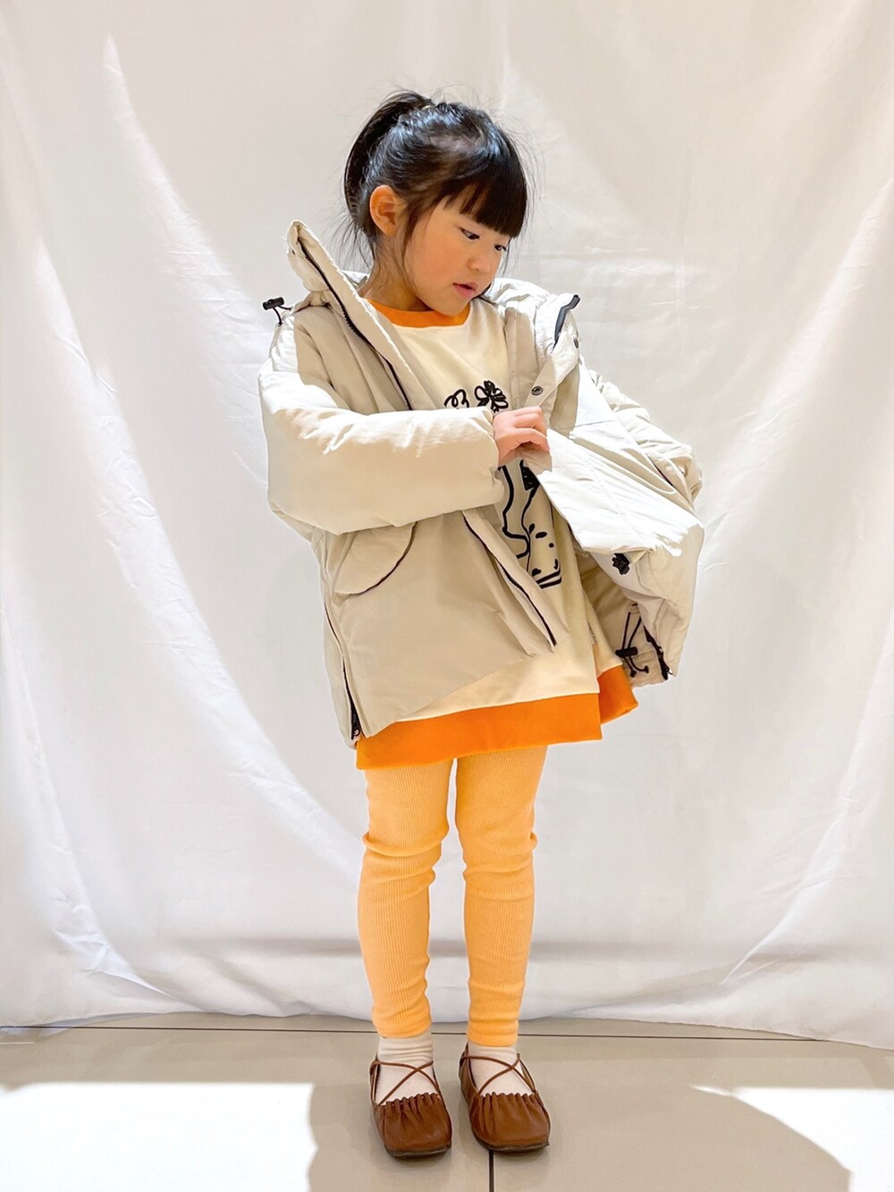 「ローリーズファーム(LOWRYS FARM)、ローリーズファーム公認インフルエンサー、ローリーズファーム、ローリーズファームキッズ、LOWRYS FARM KIDS、ブルゾン、キッズコーデ、キッズファッション」｜「LOWRYS FARMのエアサーマルフードブルゾン　349162（ダウンジャケット/コート、ホワイト系）」を使った、とりゅうさん（レディース・156cm）の秋コーディネートの3枚目の写真