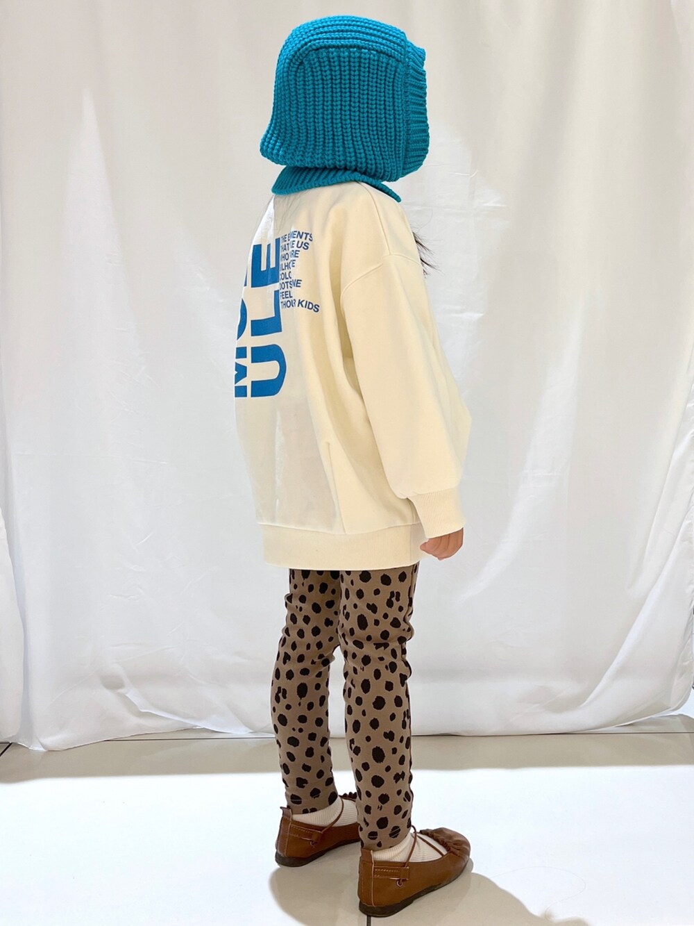 「ローリーズファーム公認インフルエンサー、ローリーズファーム(LOWRYS FARM)、ローリーズファーム、ローリーズファームキッズ、LOWRYS FARM、LOWRYS FARM KIDS、キッズコーデ、キッズファッション、バラクラバ、カジュアルコーデ」｜「LOWRYS FARMのウラケバックプリントＢＩＧプルオーバー　164085（スウェット、ホワイト系）」を使った、とりゅうさん（レディース・156cm）の秋コーディネートの4枚目の写真