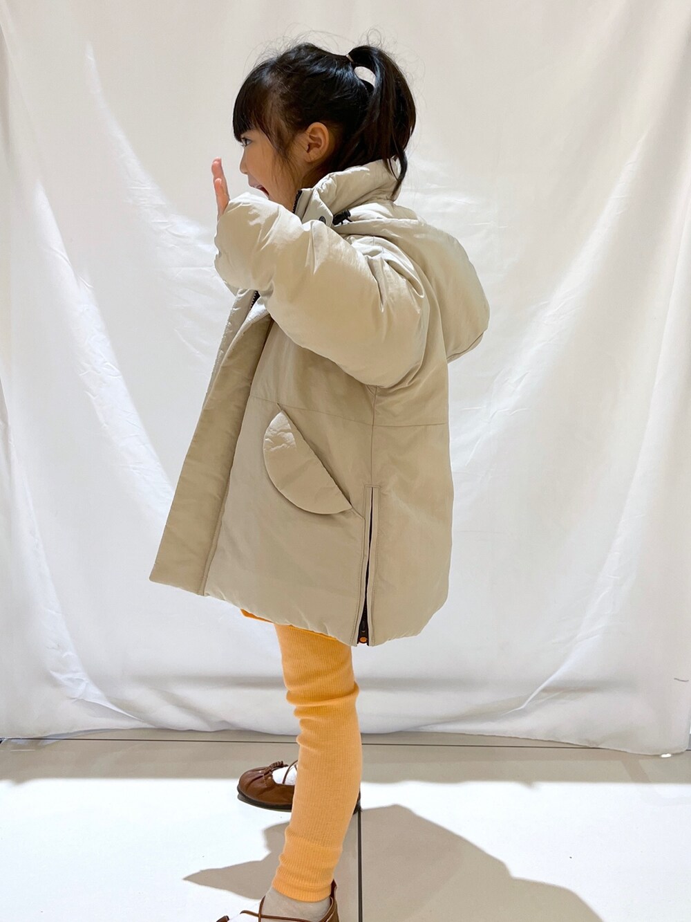 「ローリーズファーム(LOWRYS FARM)、ローリーズファーム公認インフルエンサー、ローリーズファーム、ローリーズファームキッズ、LOWRYS FARM KIDS、ブルゾン、キッズコーデ、キッズファッション」｜「LOWRYS FARMのエアサーマルフードブルゾン　349162（ダウンジャケット/コート、ホワイト系）」を使った、とりゅうさん（レディース・156cm）の秋コーディネートの5枚目の写真
