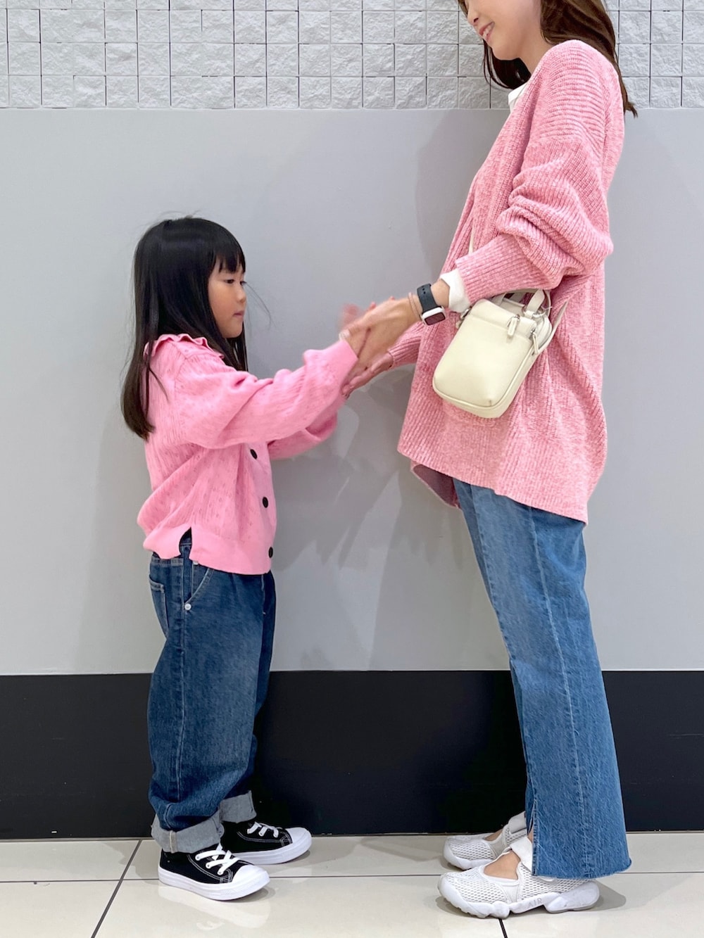 「ローリーズファーム公認インフルエンサー、ローリーズファーム(LOWRYS FARM)、ローリーズファーム、ローリーズファームキッズ、LOWRYS FARM、LOWRYS FARM KIDS、親子コーデ、リンクコーデ、ローリーズスタイル、カーディガンコーデ、デニムコーディネート」|「LOWRYS FARMのエリツキアイレットカーディガン 347776(カーディガン/ボレロ、ピンク系)」を使った、とりゅうさん(レディース・156cm)の秋コーディネートの2枚目の写真