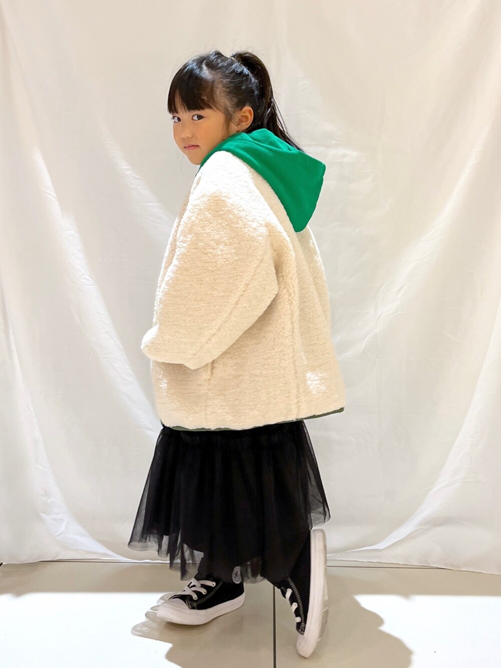 「ローリーズファーム公認インフルエンサー、ローリーズファーム(LOWRYS FARM)、ローリーズファームキッズ、ローリーズファーム、LOWRYS FARM、LOWRYS FARM KIDS、キッズコーデ、ローリーズスタイル、リバーシブルボアブルゾン、5歳女の子、キッズファッション」｜「CONVERSEのconverse コンバース 15-21CD AS LIGHT V-1 HI チャイルド オールスター ライト V-1 HI 37301601 BLACK（スニーカー、ブラック系）」を使った、とりゅうさん（レディース・156cm）の冬コーディネートの4枚目の写真