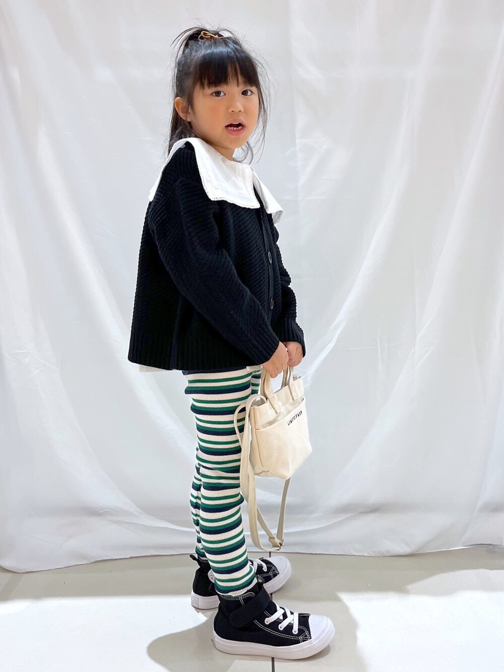 「ローリーズファーム(LOWRYS FARM)、ローリーズファーム公認インフルエンサー、ローリーズファームキッズ、ローリーズスタイル、LOWRYS FARM KIDS、キッズコーデ、キッズファッション、レギンス、ブラウス、カーディガン、秋コーデ、バッグ」｜「LOWRYS FARMのＶネックニットカーディガン　356969（カーディガン/ボレロ、ブラック系）」を使った、とりゅうさん（レディース・156cm）の秋コーディネートの2枚目の写真