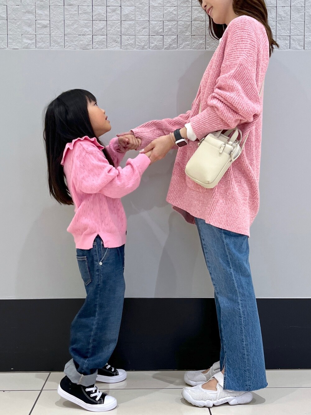 「ローリーズファーム公認インフルエンサー、ローリーズファーム(LOWRYS FARM)、ローリーズファーム、ローリーズファームキッズ、LOWRYS FARM、LOWRYS FARM KIDS、親子コーデ、リンクコーデ、ローリーズスタイル、カーディガンコーデ、デニムコーディネート」|「LOWRYS FARMのエリツキアイレットカーディガン 347776(カーディガン/ボレロ、ピンク系)」を使った、とりゅうさん(レディース・156cm)の秋コーディネートの3枚目の写真