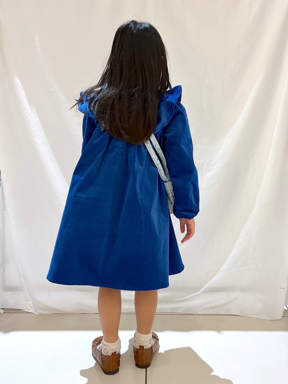 「ローリーズファーム(LOWRYS FARM)、ローリーズファーム公認インフルエンサー、ローリーズファームキッズ、ローリーズファーム、LOWRYS FARM、LOWRYS FARM KIDS、ローリーズスタイル、キッズコーデ、キッズファッション、ワンピースコーデ、ショルダーバッグ、リトルサニーバイト、5歳女の子」｜「LOWRYS FARMのコーデュロイミニワンピース　168359（ワンピース、ブルー系）」を使った、とりゅうさん（レディース・156cm）の冬コーディネートの4枚目の写真
