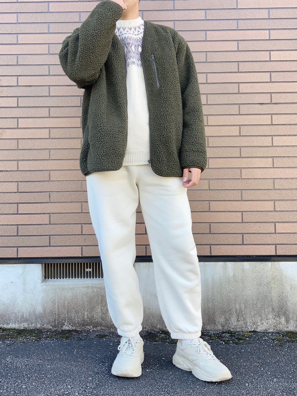 「冬コーデ、シンプルコーデ、大人カジュアル、オーバーサイズ、スニーカーコーデ、ホワイト、GU、RAGEBLUE、ZARA、ボア、セーター、スウェット、今日のコーデ、お洒落さんとつながりたい、あったかコーデ」｜「RAGEBLUEのキュウシンモールニットクルー/859165（ニット/セーター、ホワイト系）」を使った、ＴＯＲＯＲＯさん（メンズ・173cm）の冬コーディネートの2枚目の写真
