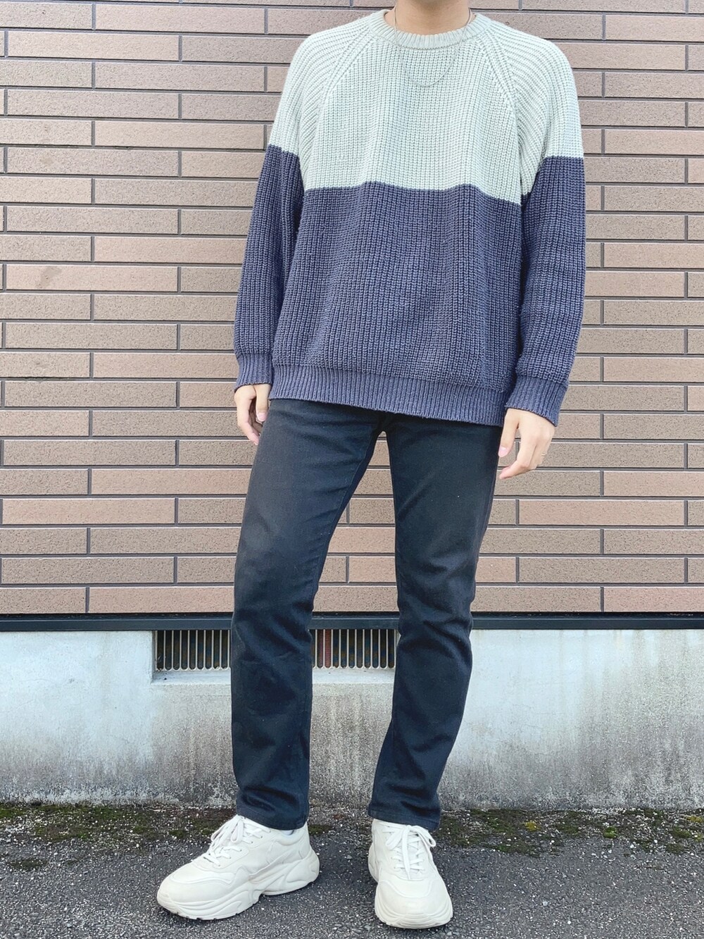 「セーター、センスオブプレイス、ネックレス、デニム、厚底シューズ、スニーカー、RAGEBLUE、UNIQLO、ZARA、ベージュ、ブラック、ビックシルエット、ゆるコーデ、休日スタイル、カジュアル」｜「SENSE OF PLACE by URBAN RESEARCHのバイカラービッグセーター（ニット/セーター、ホワイト系）」を使った、ＴＯＲＯＲＯさん（メンズ・173cm）の冬コーディネートの3枚目の写真