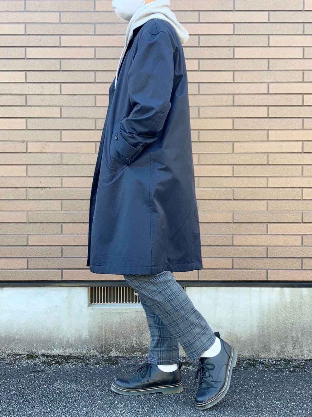 「チェック、ビッグシルエット、シンプル、グレー、パーカー、ネイビー、UNIQLO、秋のコーデ、冬コーデ、ロングコート、GU、革靴、きれいめカジュアル、プチプラコーデ、今日のコーデ」｜「GUのビックテーラードコート  色:ネイビー（ジャケット/アウター、ブルー系）」を使った、ＴＯＲＯＲＯさん（メンズ・173cm）の冬コーディネートの3枚目の写真