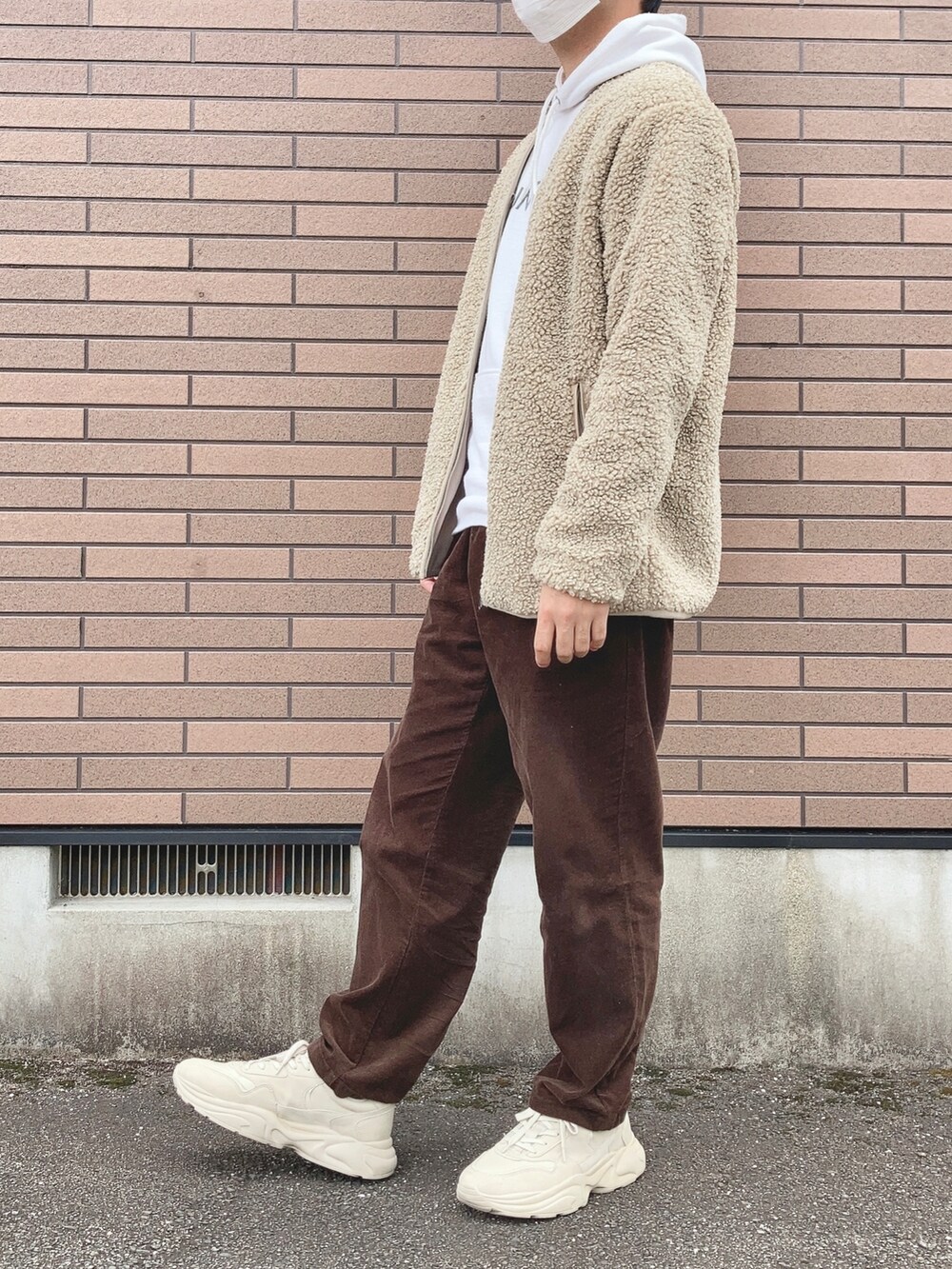「パーカー、ボア、ホワイト、ベージュ、カジュアル、ゆるコーデ、休日スタイル、ワイドパンツ、厚底シューズ、スニーカーコーデ、ブラウン、UNIQLO、GU、RAGEBLUE、チョコ色に染まれ」｜「UNIQLOのボアフリースカーディガン（その他アウター、ベージュ系）」を使った、ＴＯＲＯＲＯさん（メンズ・173cm）の冬コーディネートの2枚目の写真