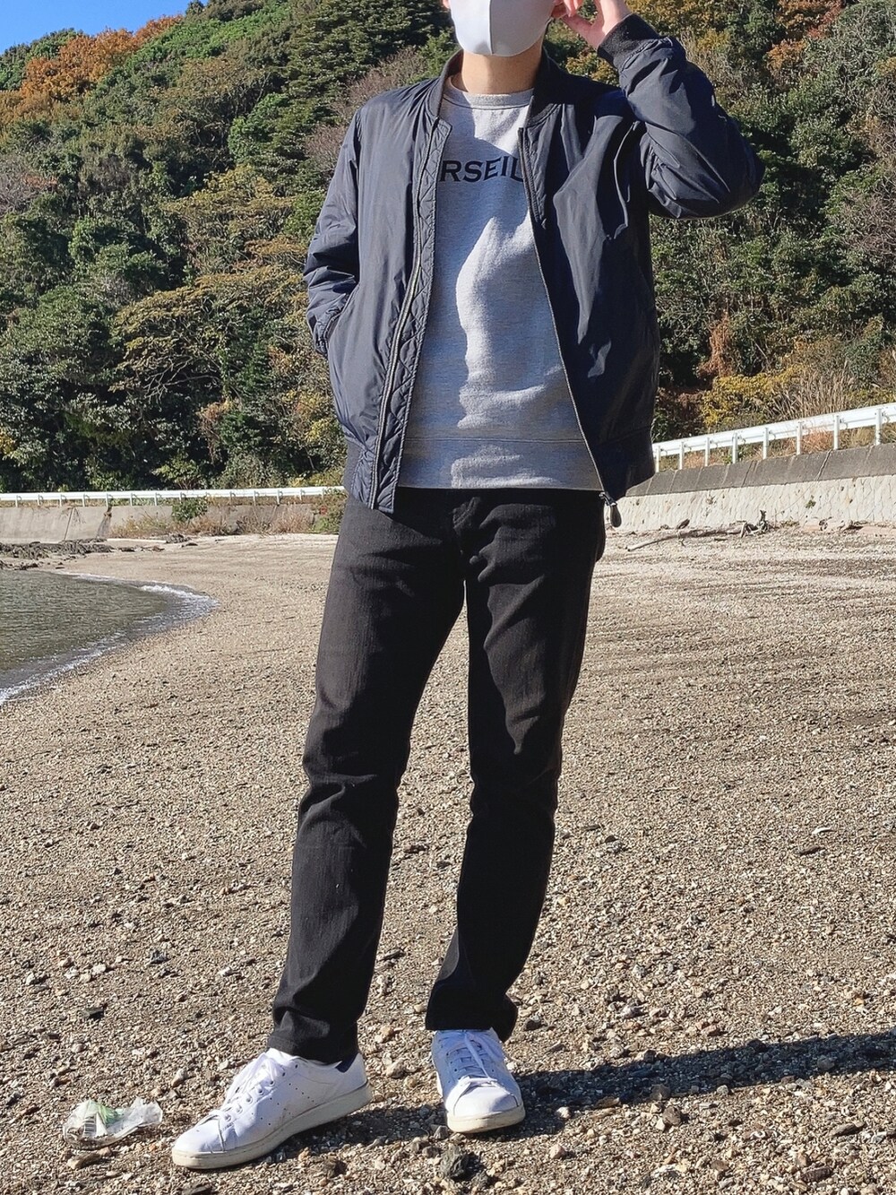 「カジュアル、ストリートMIX、着回しコーデ、デニム、MA-1、ネイビー、ブラック、グレー、UNIQLO、RAGEBLUE、adidas、スニーカー、ootd、おしゃれさんと繋がりたい、プチプラ」｜「RAGEBLUEのアイテム（トップス、グレー系）」を使った、ＴＯＲＯＲＯさん（メンズ・173cm）の冬コーディネートの2枚目の写真
