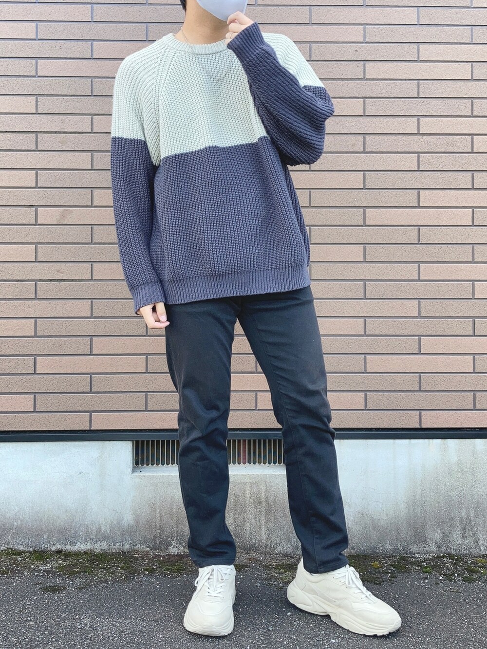 「セーター、センスオブプレイス、ネックレス、デニム、厚底シューズ、スニーカー、RAGEBLUE、UNIQLO、ZARA、ベージュ、ブラック、ビックシルエット、ゆるコーデ、休日スタイル、カジュアル」｜「SENSE OF PLACE by URBAN RESEARCHのバイカラービッグセーター（ニット/セーター、ホワイト系）」を使った、ＴＯＲＯＲＯさん（メンズ・173cm）の冬コーディネートの2枚目の写真