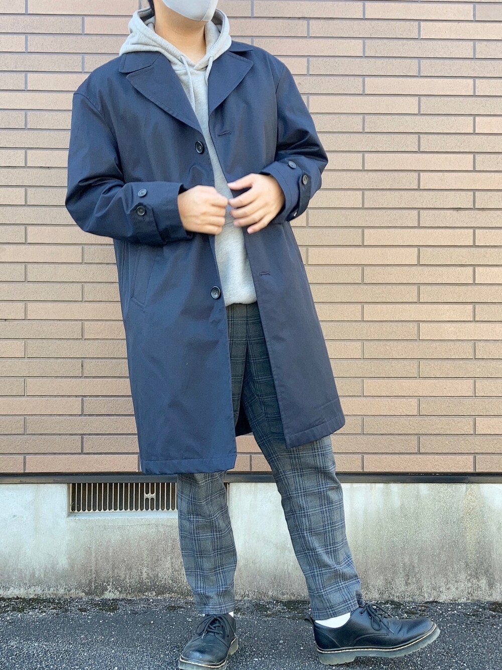 「チェック、ビッグシルエット、シンプル、グレー、パーカー、ネイビー、UNIQLO、秋のコーデ、冬コーデ、ロングコート、GU、革靴、きれいめカジュアル、プチプラコーデ、今日のコーデ」｜「GUのビックテーラードコート  色:ネイビー（ジャケット/アウター、ブルー系）」を使った、ＴＯＲＯＲＯさん（メンズ・173cm）の冬コーディネートの2枚目の写真