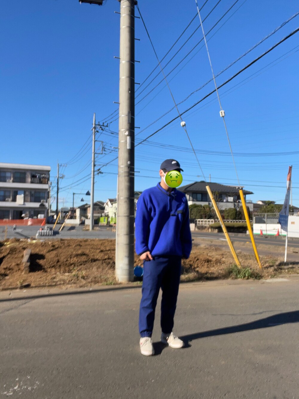 グリーン系のマウンテンパーカー、ブルー系のその他パンツ、ホワイト系のスニーカーを着用したメンズの秋コーディネートの2枚目の写真