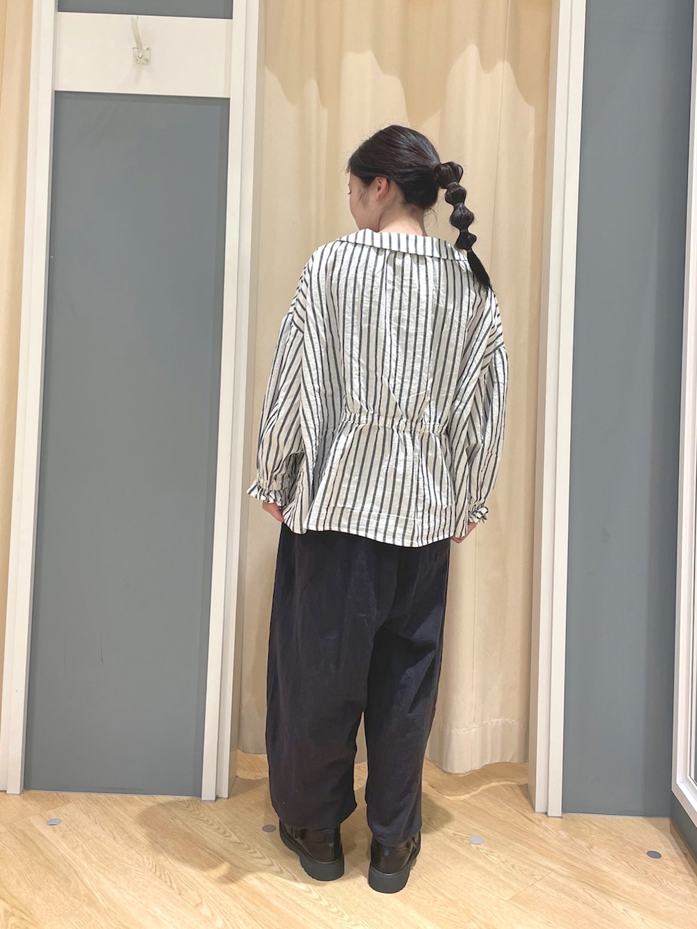 ブラック系のシャツ/ブラウス、グレー系のその他パンツ、ブラック系のその他シューズを着用したレディースの春コーディネートの2枚目の写真