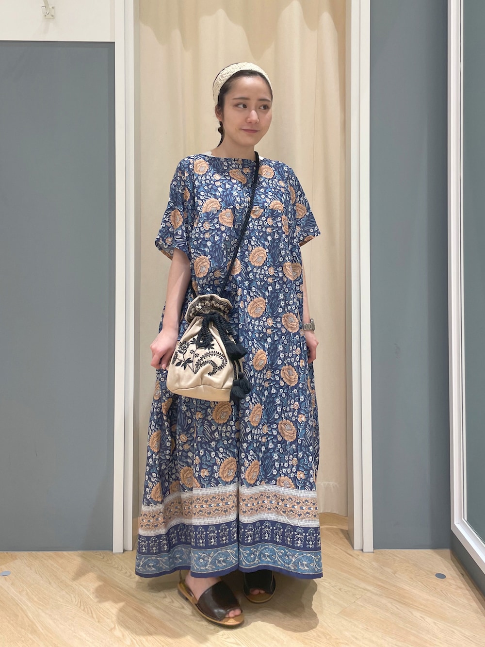 「サマンサ モスモス(Samansa Mos2)、サマンサモスモス、Samansa Mos2、SM2、夏、夏コーデ、インド綿、花柄、花柄ワンピース、ワンピース、柄ワンピース、オトナカジュアル、大人カジュアル」｜「Samansa Mos2の【FROM INDIA】花柄ワンピース（ワンピース、ブルー系）」を使った、堀川さんさん（レディース・146cm）の春コーディネートの2枚目の写真