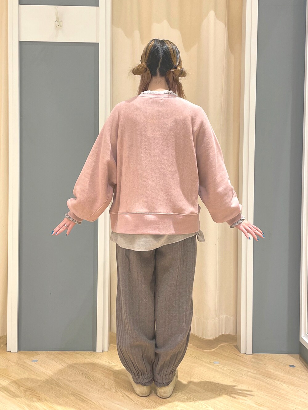 「SM2、サマンサ モスモス(Samansa Mos2)、サマンサモスモス、ピンク、春コーデ、春、カジュアル、パンツスタイル、メガネ女子、ゆるコーデ、カジュアルコーデ」|「Samansa Mos2の裾ギャザーレース付パンツ(その他パンツ、ブラウン系)」を使った、堀川さんさん(レディース・146cm)の冬コーディネートの2枚目の写真
