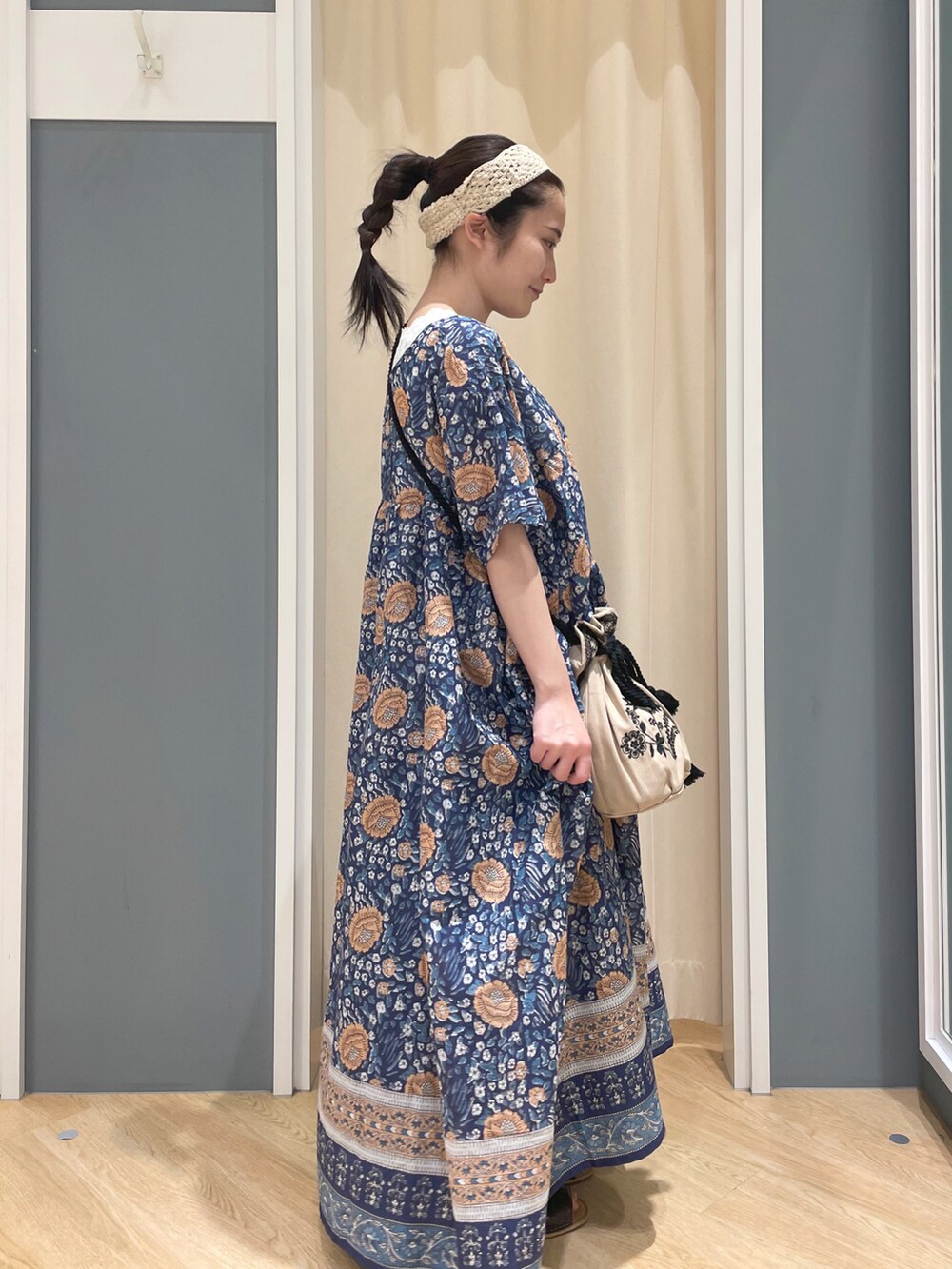「サマンサ モスモス(Samansa Mos2)、サマンサモスモス、Samansa Mos2、SM2、夏、夏コーデ、インド綿、花柄、花柄ワンピース、ワンピース、柄ワンピース、オトナカジュアル、大人カジュアル」｜「Samansa Mos2の【FROM INDIA】花柄ワンピース（ワンピース、ブルー系）」を使った、堀川さんさん（レディース・146cm）の春コーディネートの3枚目の写真