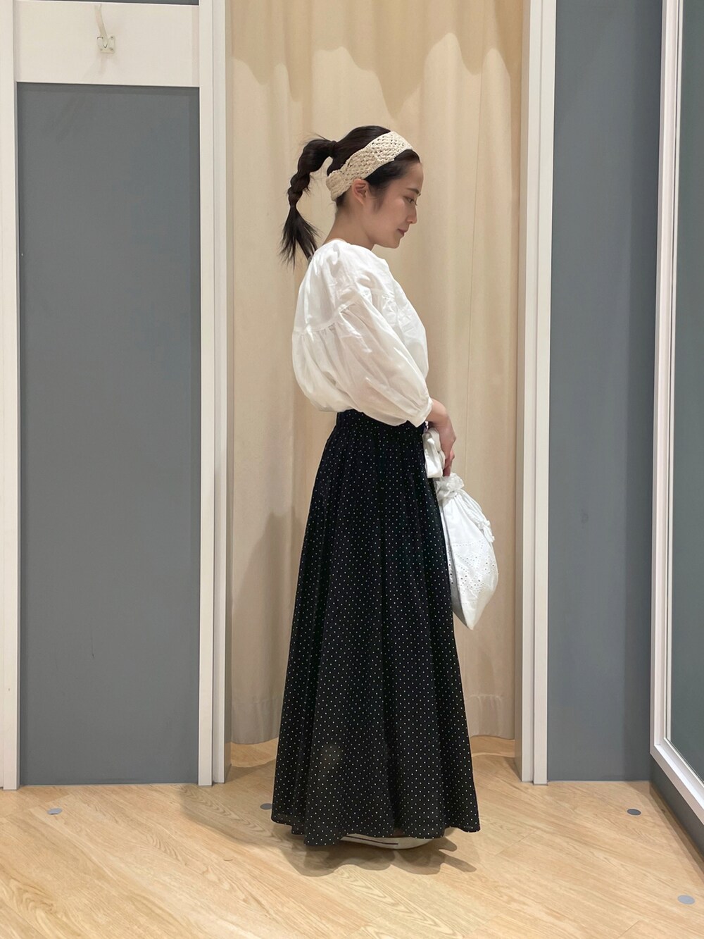 「夏コーデ、夏、スカート、ブラウス、低身長、低身長コーデ、SM2、サマンサ モスモス(Samansa Mos2)、サマンサモスモス、サマンサモスモス(Samansa Mos2)」｜「Samansa Mos2のシャーリングラグランスリーブチュニック（チュニック、ホワイト系）」を使った、堀川さんさん（レディース・146cm）の春コーディネートの2枚目の写真