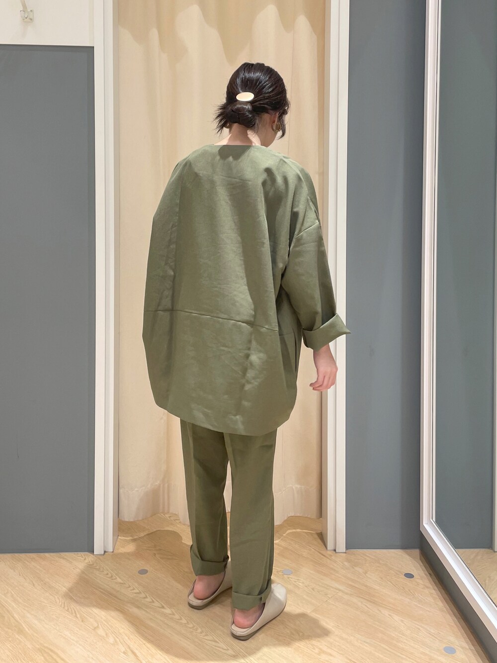 グリーン系のノーカラージャケット、ブラック系のトートバッグ、グリーン系のその他パンツを着用したレディースの春コーディネートの3枚目の写真