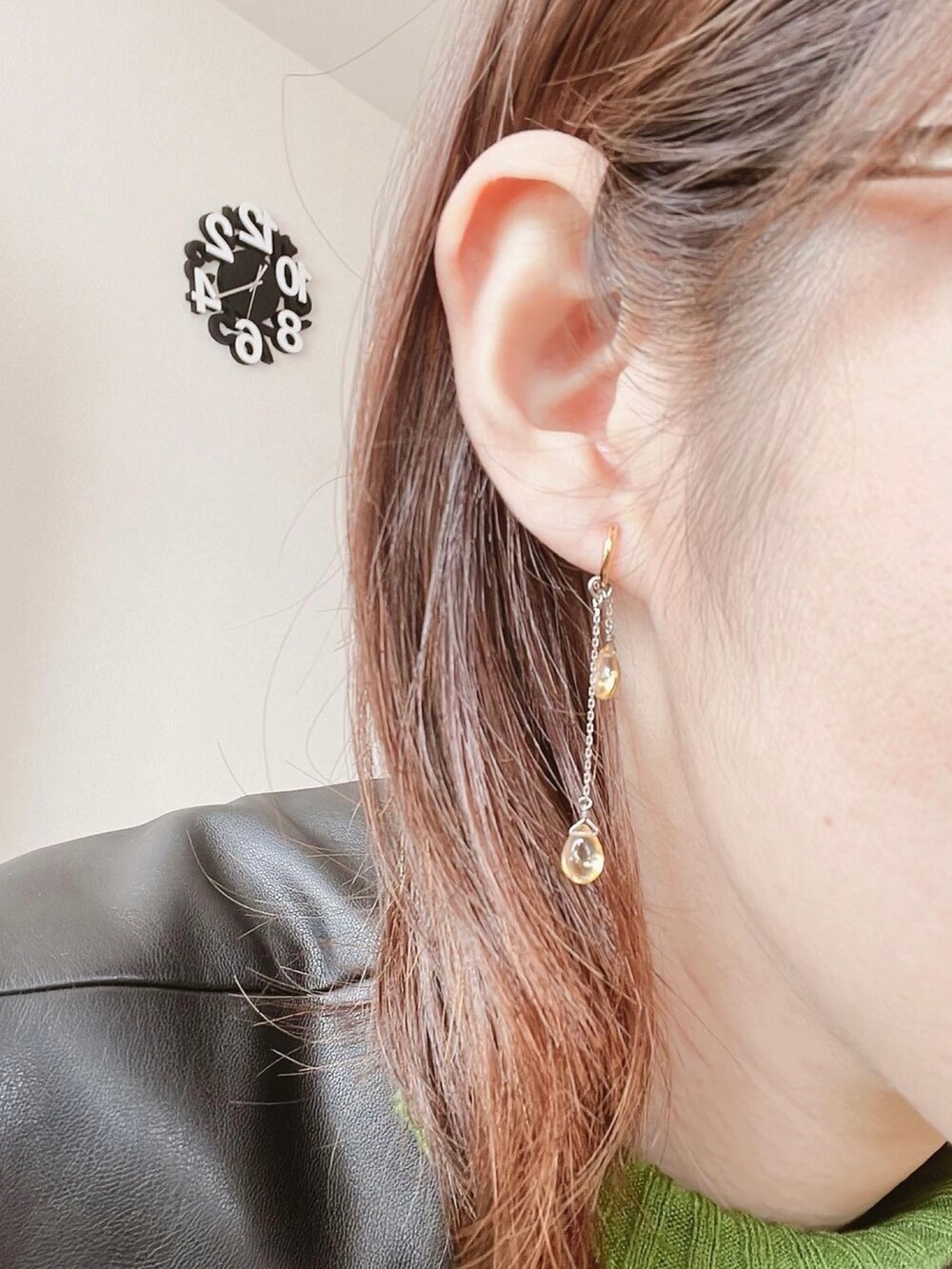 ゴールド系のイヤリングを着用したレディースの秋コーディネートの3枚目の写真