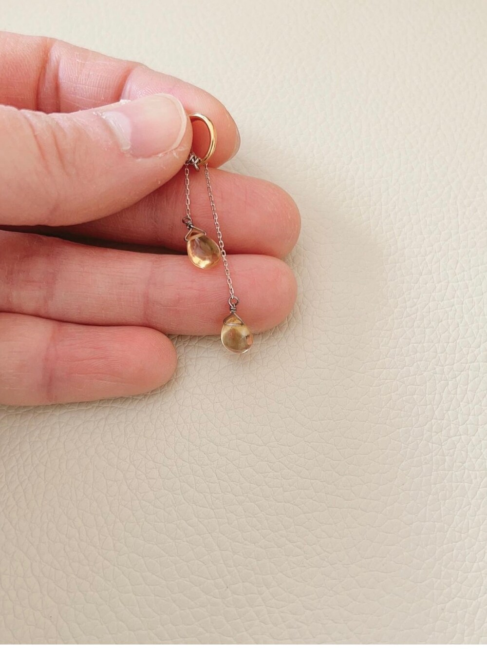 ゴールド系のイヤリングを着用したレディースの秋コーディネートの2枚目の写真