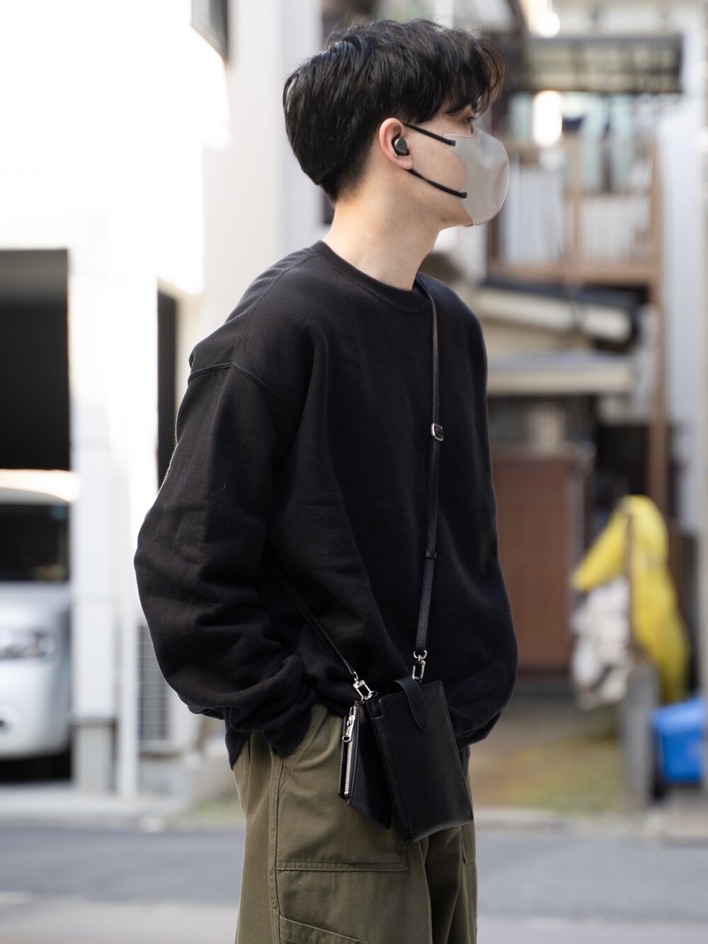 シルバー系のイヤーカフを着用したメンズの冬コーディネートの2枚目の写真