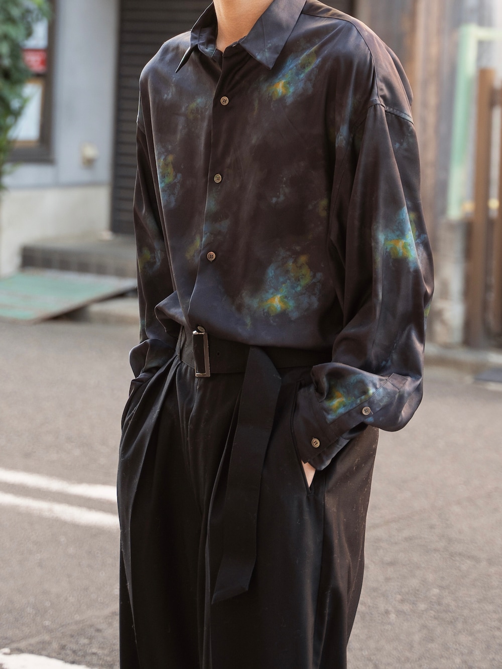 ブルー系のシャツ/ブラウス、ブラック系のその他パンツを着用したメンズの秋コーディネートの2枚目の写真