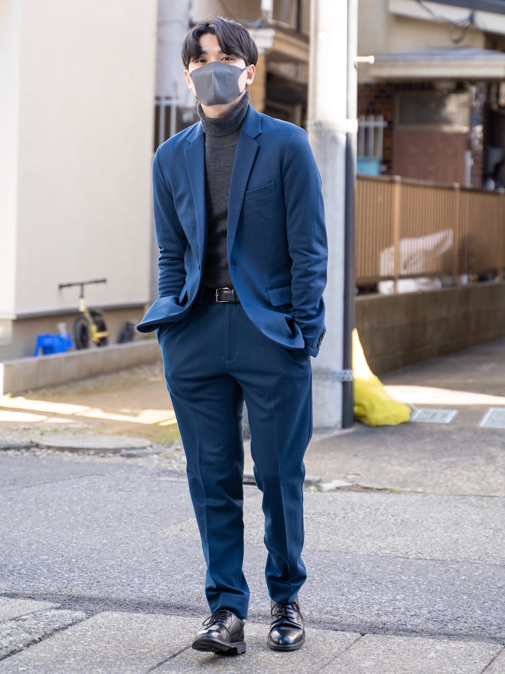 ブルー系のセットアップを着用したメンズの冬コーディネートの3枚目の写真