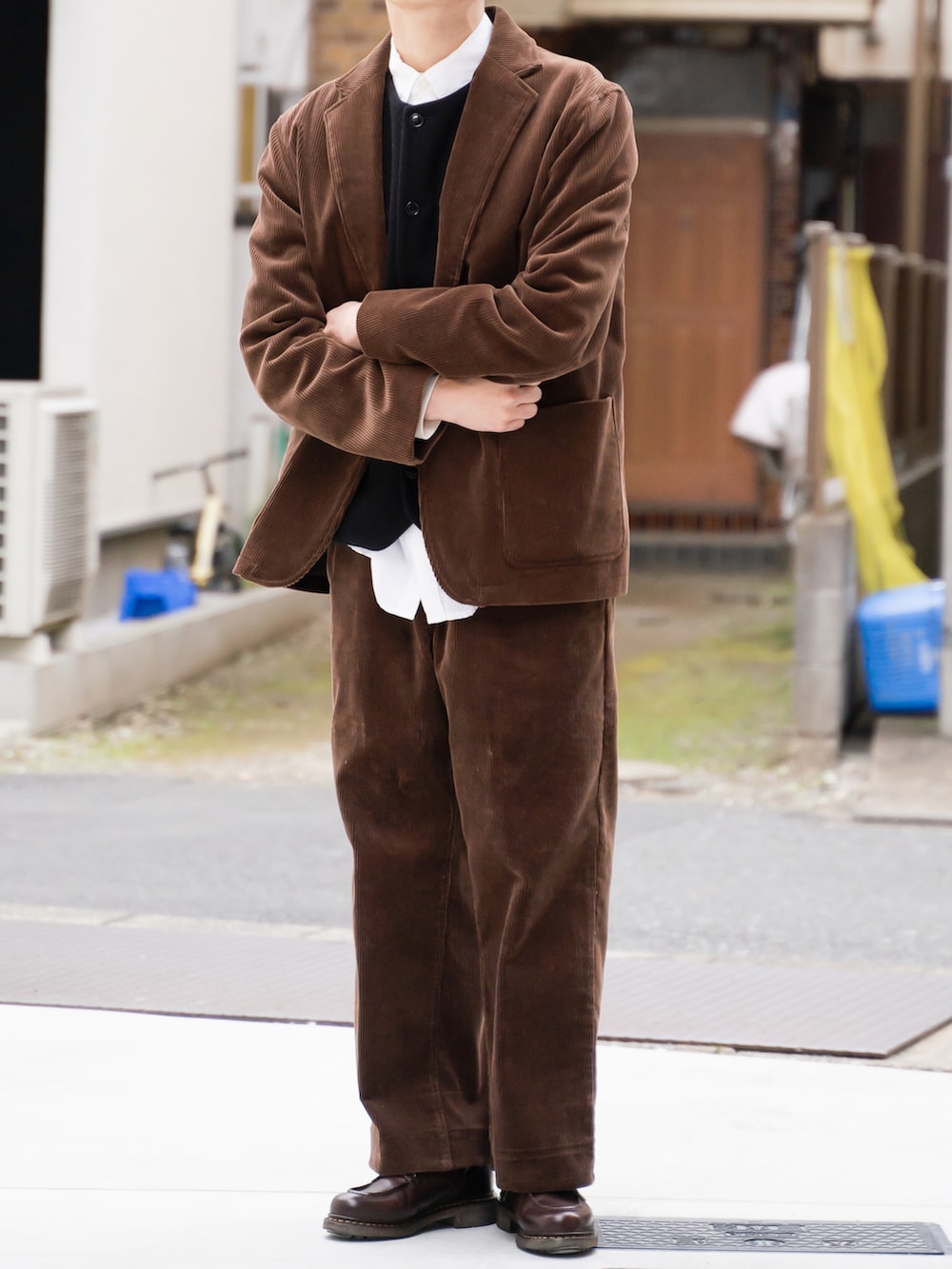 ブラウン系のドレスシューズを着用したメンズの冬コーディネートの2枚目の写真