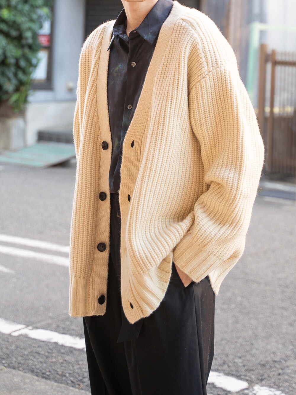 「カーディガン」｜「UP STARTのASSORT PATTERN SHIRTS/アソート総柄シャツ / COSMIC/GRADATION ZEEBRA/GEOMETRIC SHIRTS（シャツ/ブラウス、ブルー系）」を使った、ponさん（メンズ・168cm）の冬コーディネートの2枚目の写真