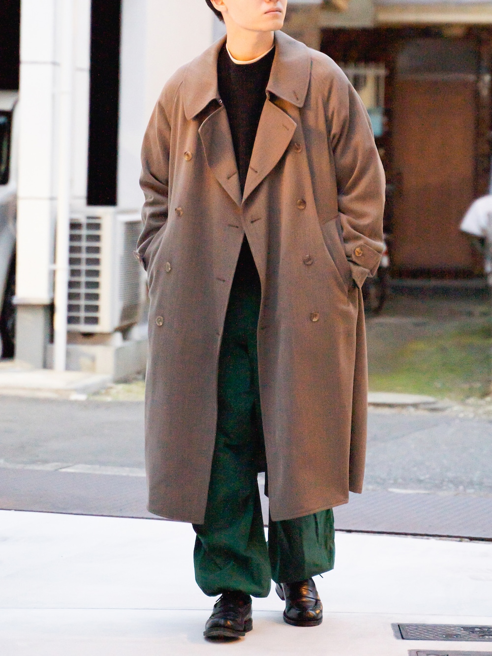 ブラウン系のトレンチコート、グリーン系のその他パンツを着用したメンズの冬コーディネートの2枚目の写真