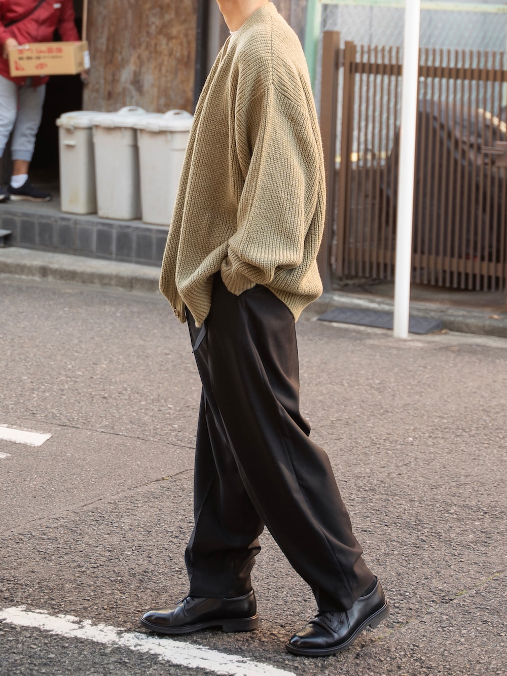 グリーン系のカーディガン/ボレロ、ブラック系のその他パンツ、ブラック系のその他シューズを着用したメンズの秋コーディネートの5枚目の写真