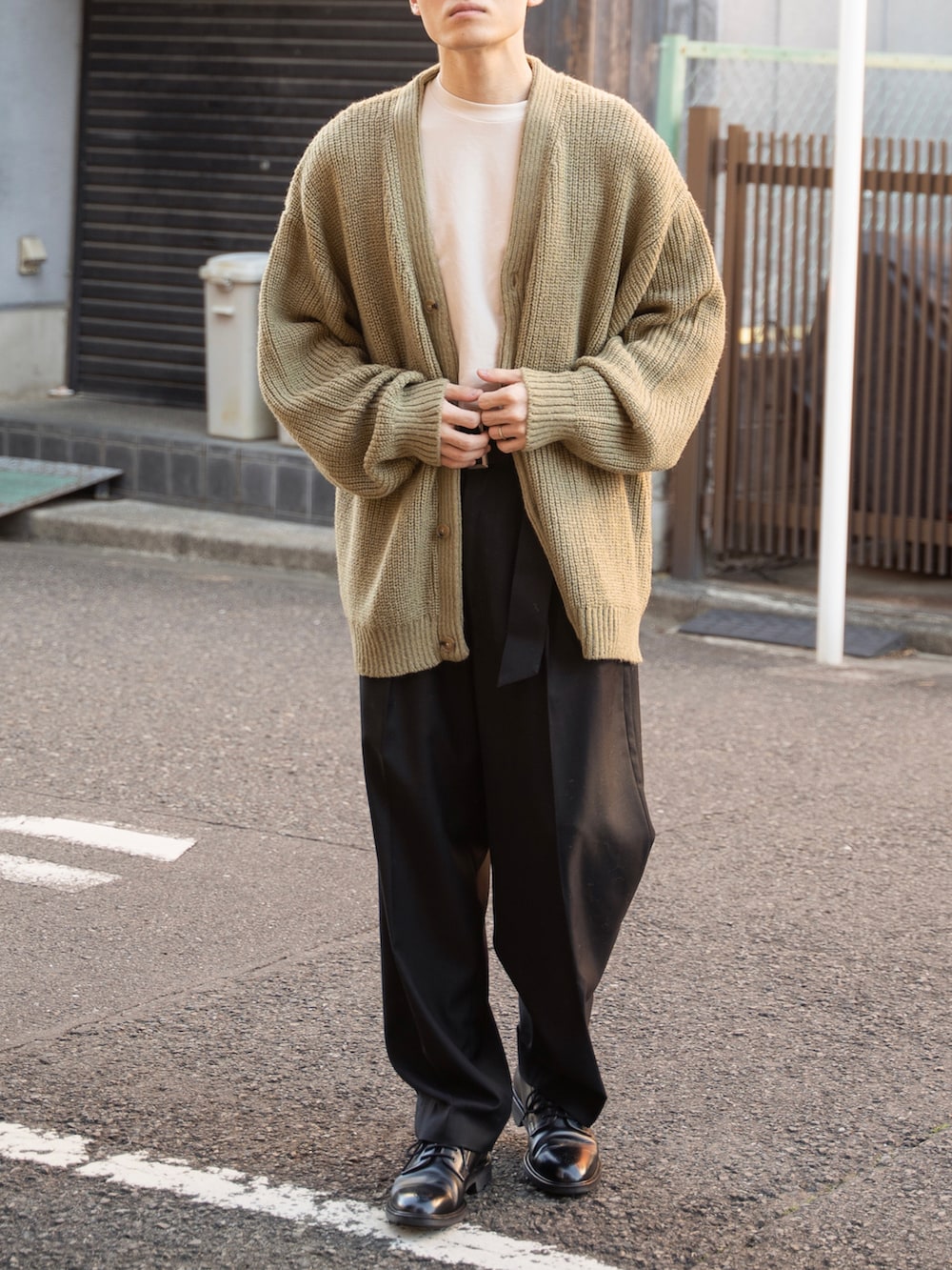 グリーン系のカーディガン/ボレロ、ブラック系のその他パンツ、ブラック系のその他シューズを着用したメンズの秋コーディネートの4枚目の写真