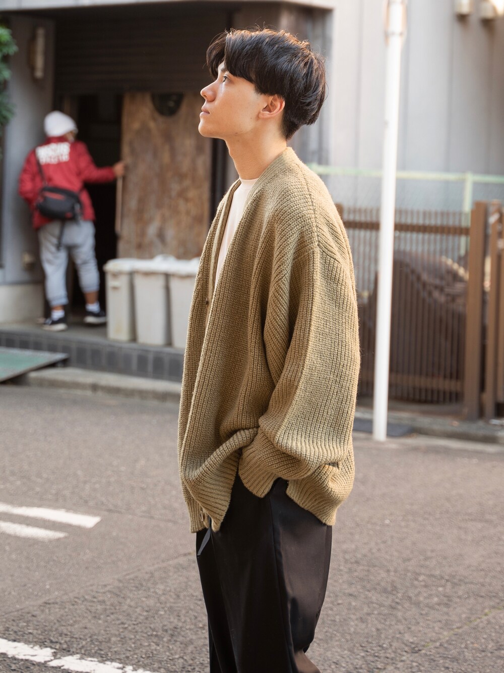 グリーン系のカーディガン/ボレロ、ブラック系のその他パンツ、ブラック系のその他シューズを着用したメンズの秋コーディネートの2枚目の写真