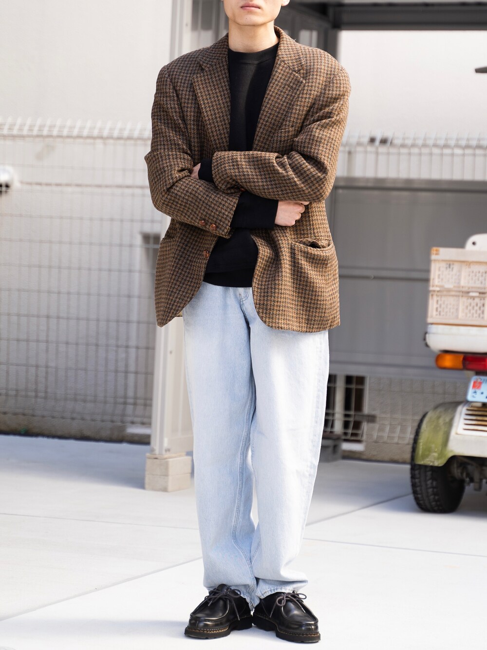 ブルー系のデニムパンツを着用したメンズの春コーディネートの2枚目の写真
