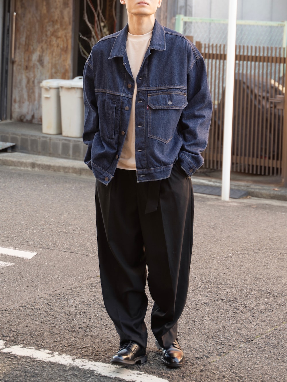 ブルー系のデニムジャケット、ブラック系のその他パンツ、ブラック系のその他シューズを着用したメンズの秋コーディネートの2枚目の写真