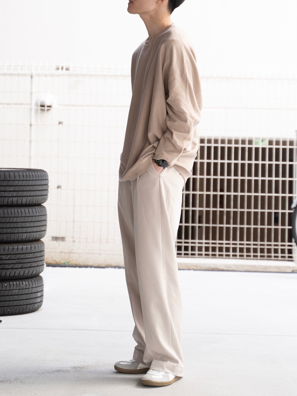 ベージュ系のスウェットを着用したメンズの春コーディネートの2枚目の写真