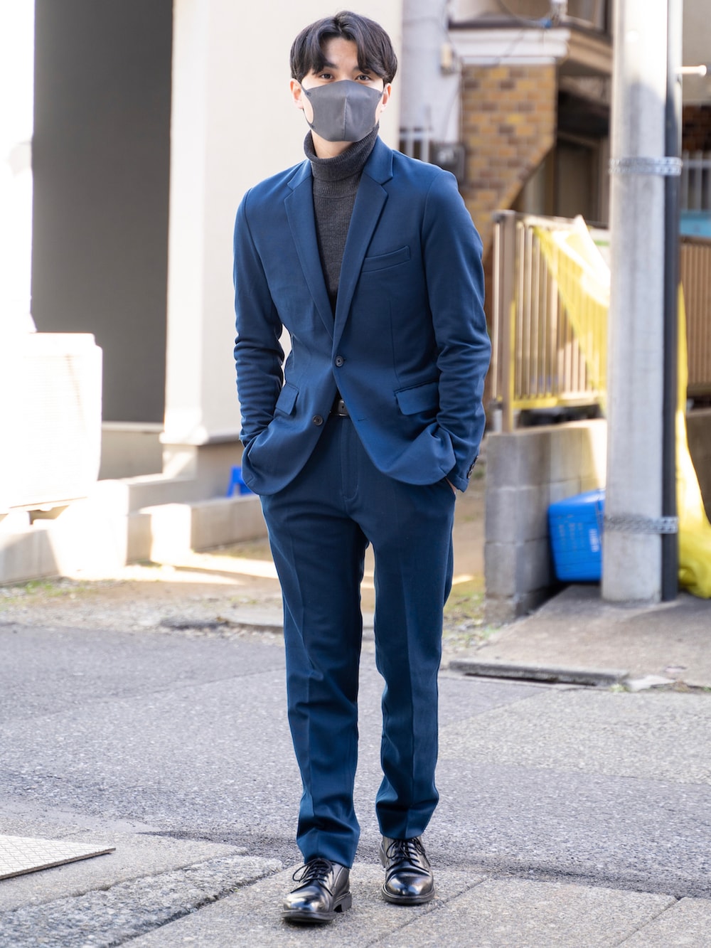 ブルー系のセットアップを着用したメンズの冬コーディネートの2枚目の写真