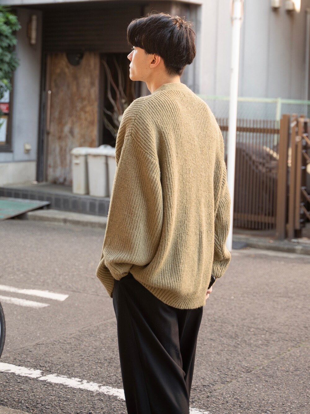 グリーン系のカーディガン/ボレロ、ブラック系のその他パンツ、ブラック系のその他シューズを着用したメンズの秋コーディネートの3枚目の写真