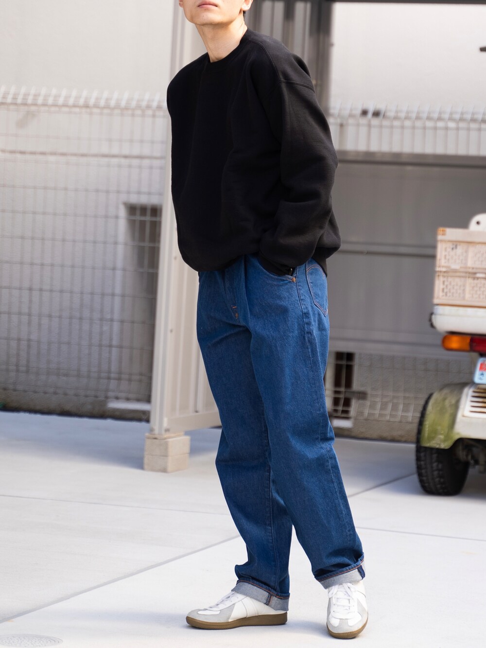 ブルー系のデニムパンツを着用したメンズの春コーディネートの2枚目の写真