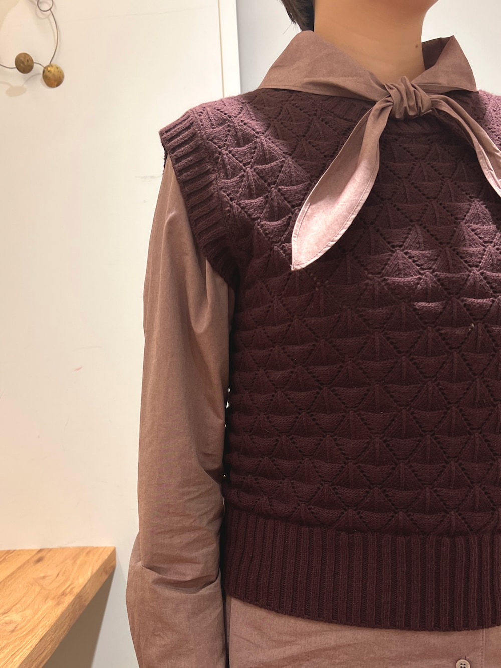 ベージュ系のデニムパンツ、ベージュ系のブーツ、レッド系のシャツ/ブラウスを着用したレディースの夏コーディネートの2枚目の写真